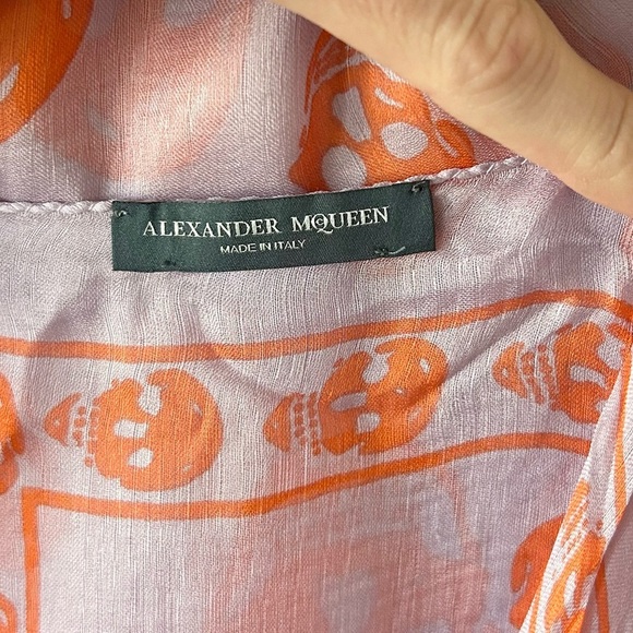 Alexander McQueen All-Over Printed Skulls Silk Foulard - Picture 2 of 6